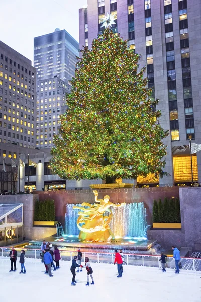 Árbol y patinadores 2015 — Foto de Stock