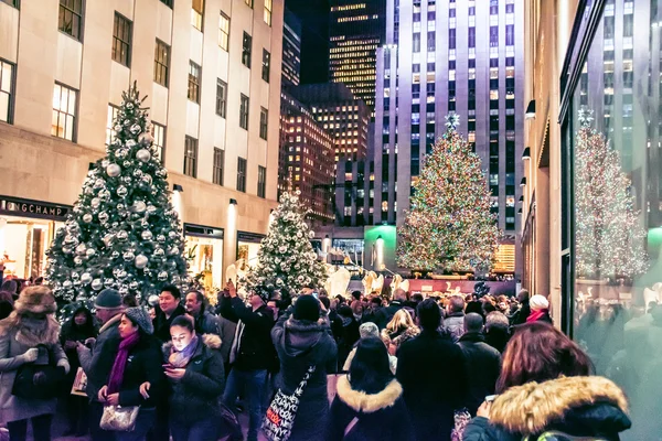 Passeggiando vicino all'albero — Foto Stock