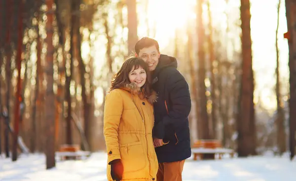 Quente inverno retrato de jovem interracial sorrindo casal em um passeio na floresta — Fotografia de Stock