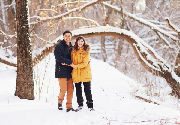 Casal jovem abraçar uns aos outros no inverno no parque — Fotografia de Stock
