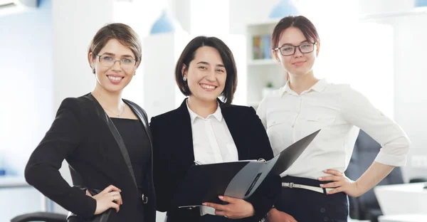 Три Молодые Успешные Деловые Женщины Офисе Счастливо Улыбаются — стоковое фото