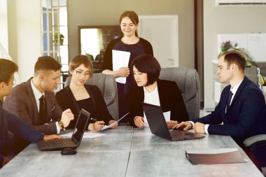 Bir grup genç iş adamı ofiste buluşup önemli bir fikri tartışıyor.. 