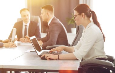 Ofiste çalışan çekici genç bir iş kadını stratejisini geliştiriyor.. 