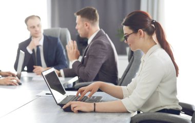 Ofiste çalışan çekici genç bir iş kadını stratejisini geliştiriyor.. 