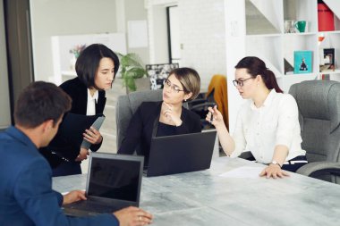 Ofisteki üç başarılı iş kadını bir proje üzerinde birlikte çalışıyorlar.. 