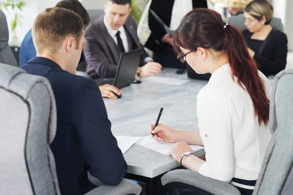 Groep Jonge Succesvolle Zakenmensen Advocaten Die Samen Communiceren Een Vergaderzaal Rechtenvrije Stockfoto's