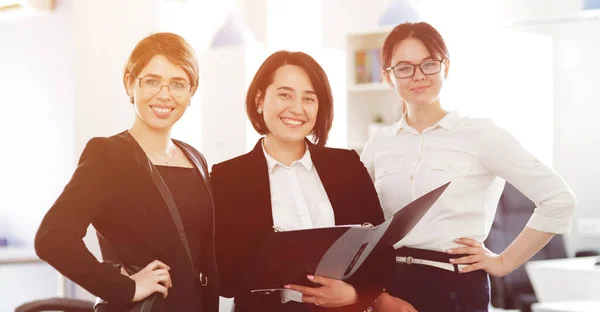 Três Jovens Mulheres Negócios Bem Sucedidas Escritório Sorrindo Alegremente — Fotografia de Stock