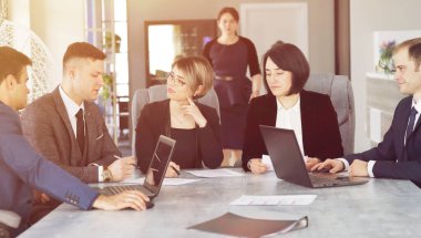 Bir grup başarılı iş adamı bir proje üzerinde çalışırken konferans odasında iletişim kuruyor.. 