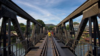 Günbatımı Kwai Nehri üzerinde