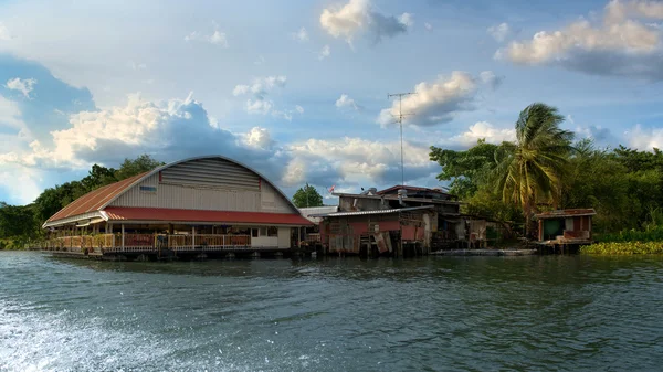 Kanchanaburi - la ciudad en el río —  Fotos de Stock