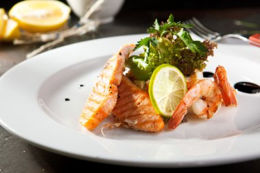 Deniz ürünleri salatası Olivier