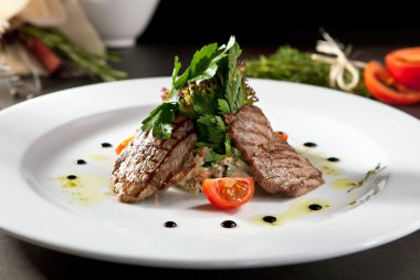 Dana eti ile Olivier salatası