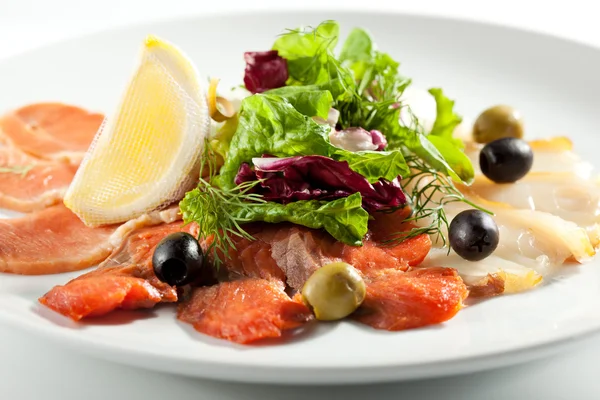 Assiette de poisson avec feuille de salade — Photo