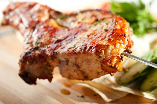 Grill & gegrilltes Schwein — Stockfoto