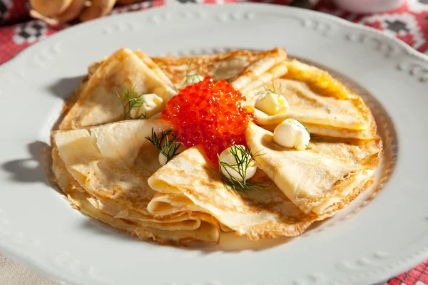 Pannenkoeken met rode kaviaar — Stockfoto