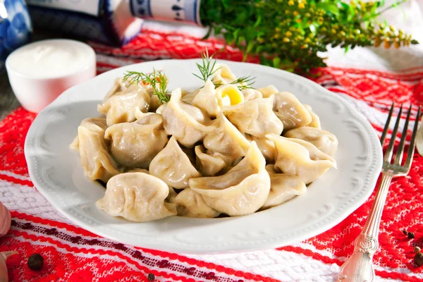 Dumplings met boter en dille — Stockfoto