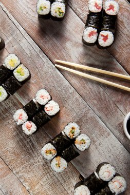 Maki Sushi seti soya sos ile