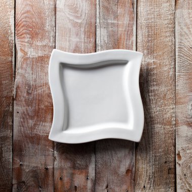 Ahşap zemin üzerinde boş tabak