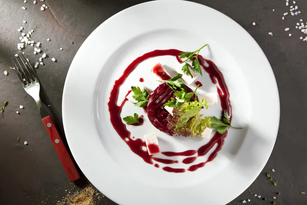 Salada de beterraba com queijo de cabra — Fotografia de Stock