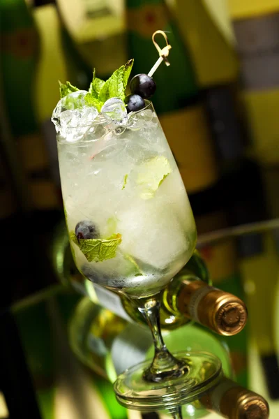 Cocktail avec vodka et vin blanc — Photo