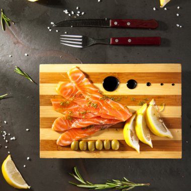 Taze tuzlanmış somon