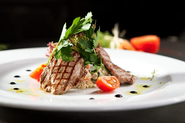 Olivensalat mit Kalbfleisch — Stockfoto