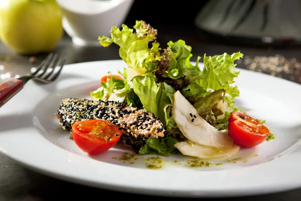 Ensalada de salmón con sésamo — Foto de Stock