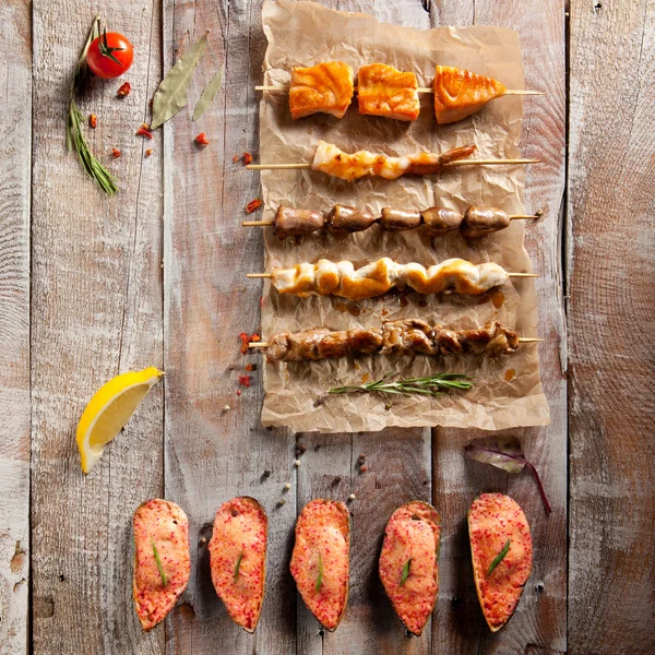 Alimentos a la parrilla y mejillones al horno —  Fotos de Stock