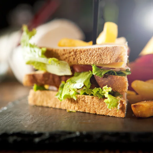 Clube sanduíche com batatas fritas — Fotografia de Stock