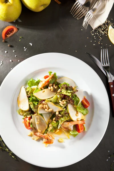 Roston sült garnélarák és körte saláta — Stock Fotó