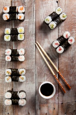 Maki Sushi seti soya sos ile