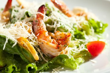 Sezar salata karides