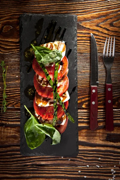 Tomate y Mozzarella Caprese — Foto de Stock