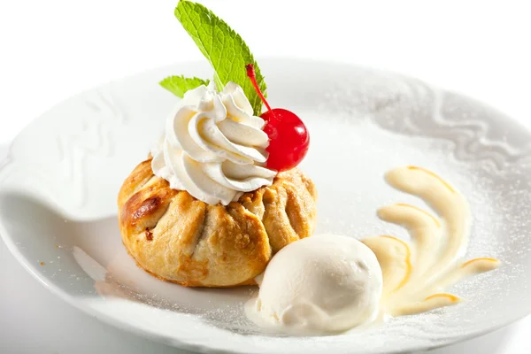 Dessert - taart met slagroom — Stockfoto