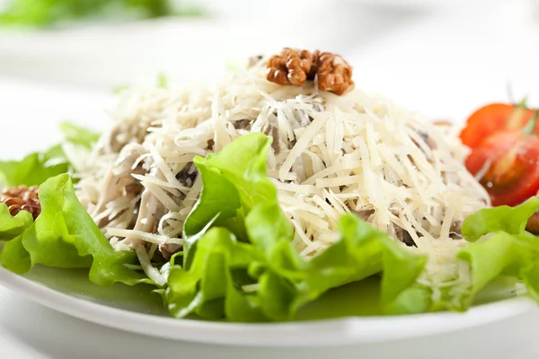 Queijo parmesão e salada de noz — Fotografia de Stock