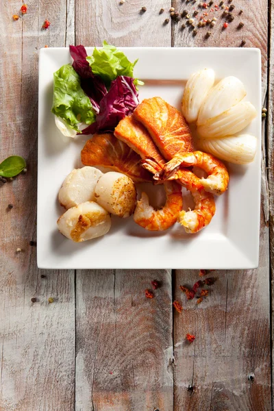 Mariscos a la parrilla con ensalada — Foto de Stock