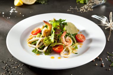 Karides ve kalamar salatası