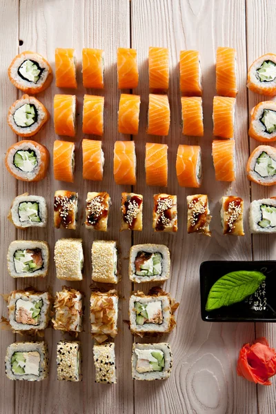 Uppsättning av Maki Sushi — Stockfoto