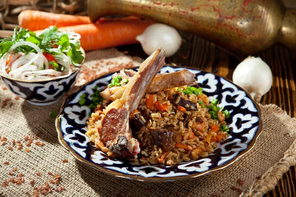 Рис с бараниной отбивные и овощи — стоковое фото