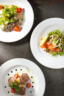 Siyah taş zemin üzerine çeşitli salata