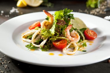 Karides ve kalamar salatası
