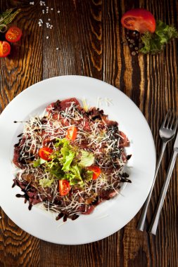 Parmesanlı biftek carpaccio.