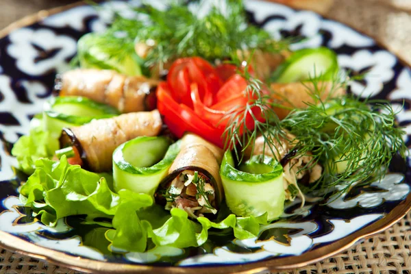 Aubergine rolletjes met tomaten — Stockfoto