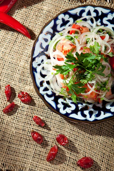 Frisse tomatensalade met uien en kruiden — Stockfoto