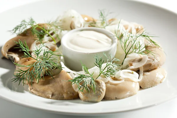 Funghi sottaceto con panna acida — Foto Stock