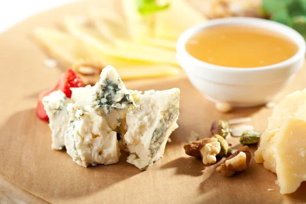 Lezzetli peynir tabağı — Stok fotoğraf