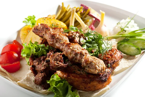 Conjunto de carne grelhada e churrasqueira — Fotografia de Stock