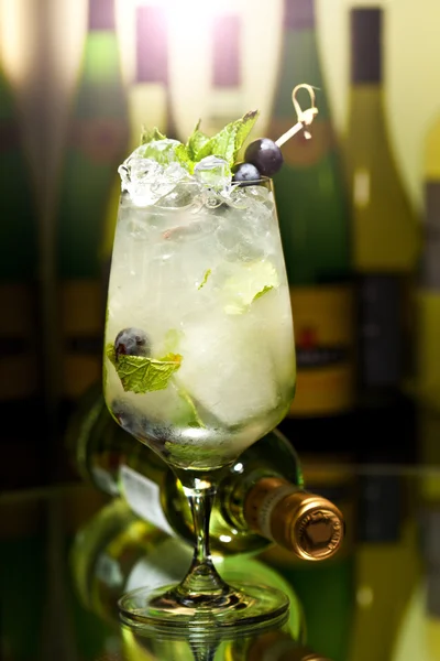 Cocktail met munt — Stockfoto
