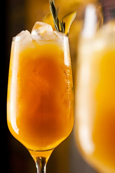 Rosmarin Cocktail - Goldener Rum, Rosmarin, Fruchtsaft und Sirup