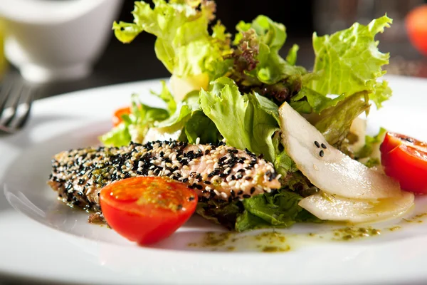 Katılaşmış susam somon salata — Stok fotoğraf